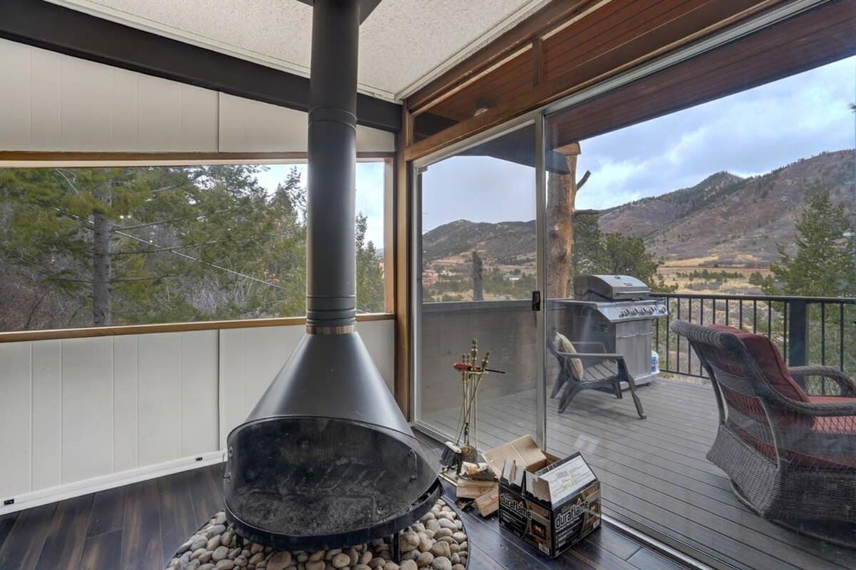 4BR Cabin Mountain Views with Fireplace