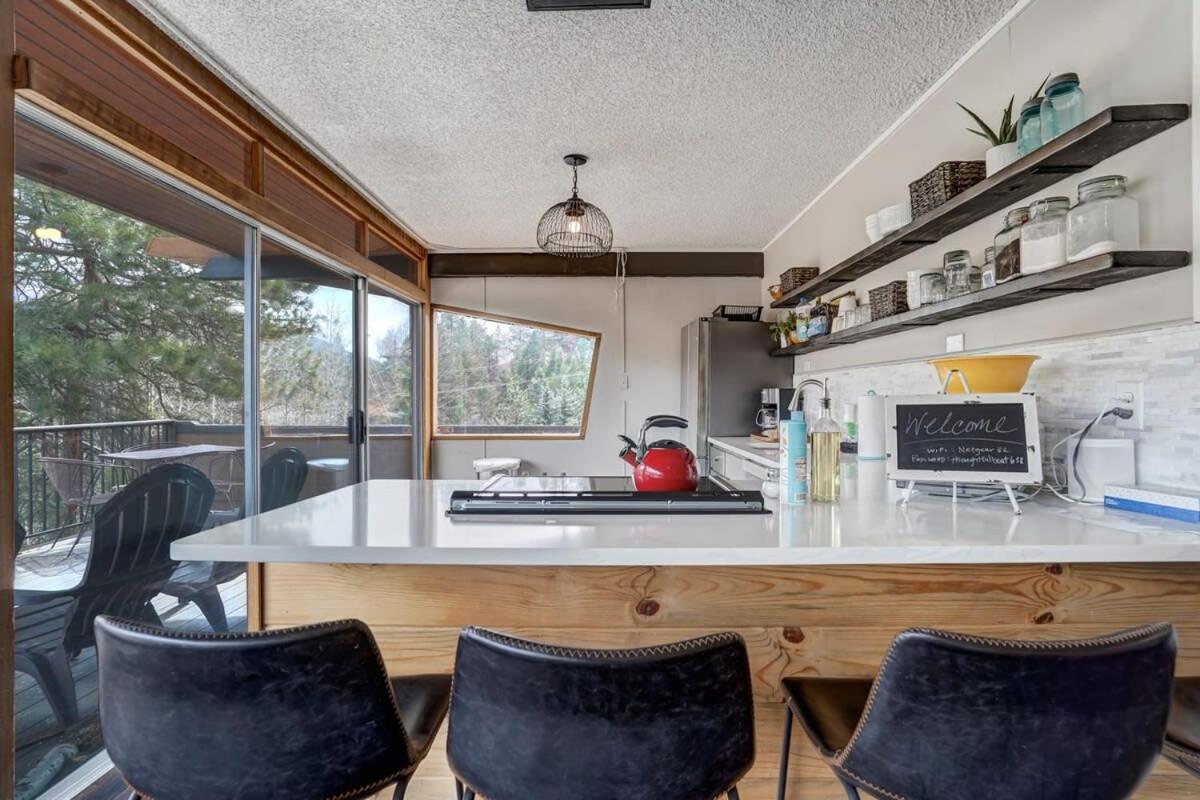 4BR Cabin Mountain Views with Fireplace