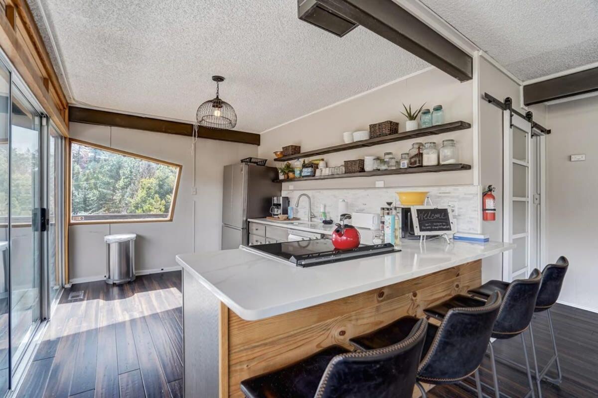 4BR Cabin Mountain Views with Fireplace