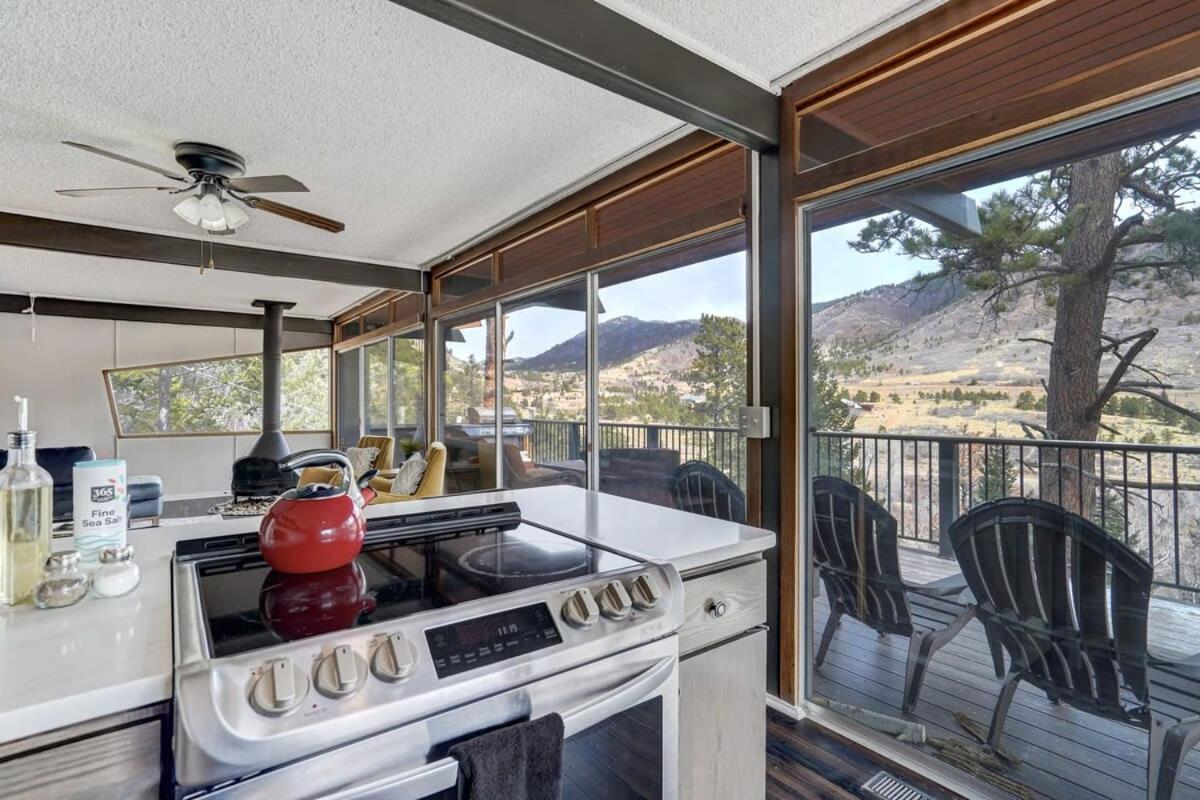 4BR Cabin Mountain Views with Fireplace