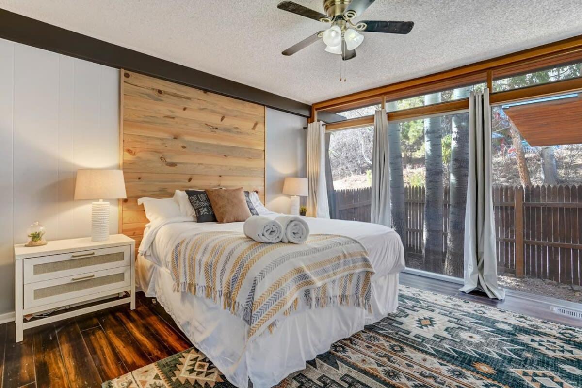 4BR Cabin Mountain Views with Fireplace