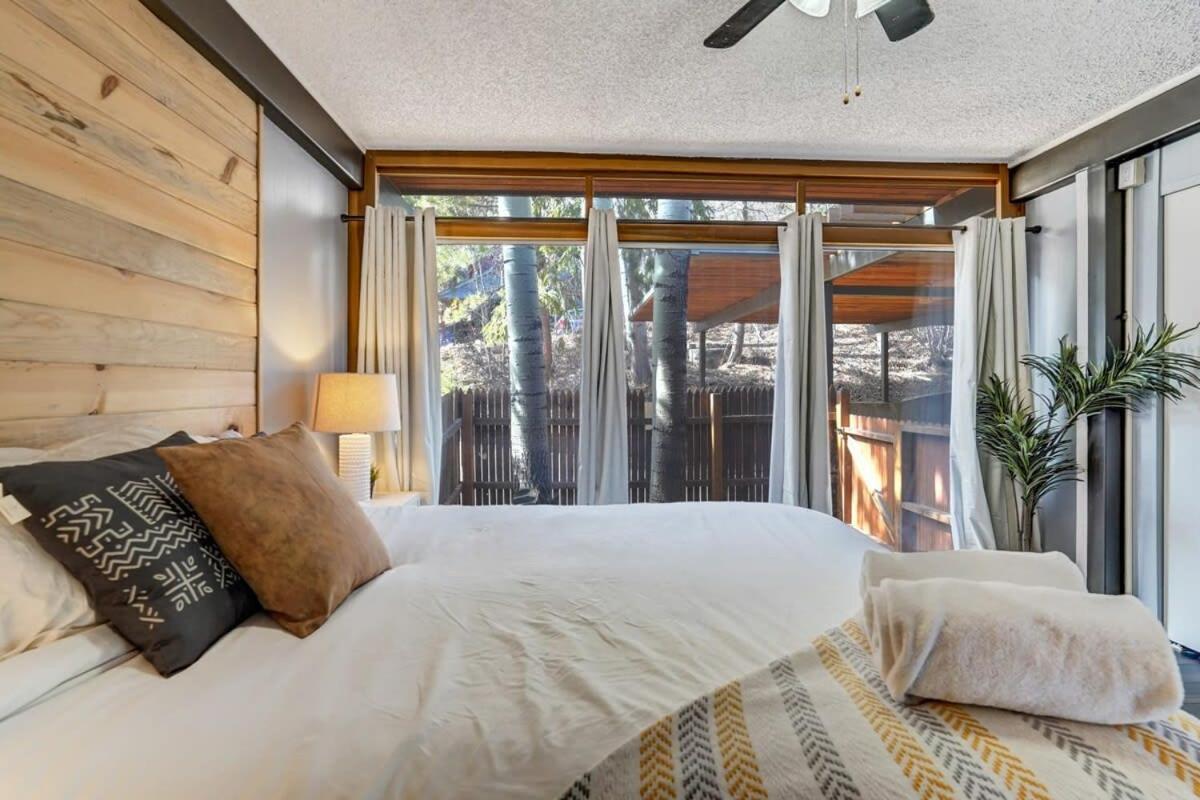 4BR Cabin Mountain Views with Fireplace