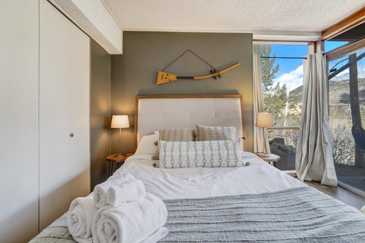 4BR Cabin Mountain Views with Fireplace