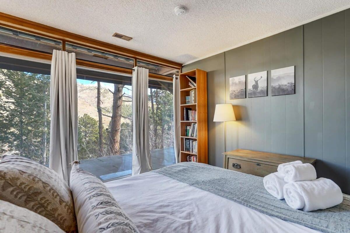 4BR Cabin Mountain Views with Fireplace