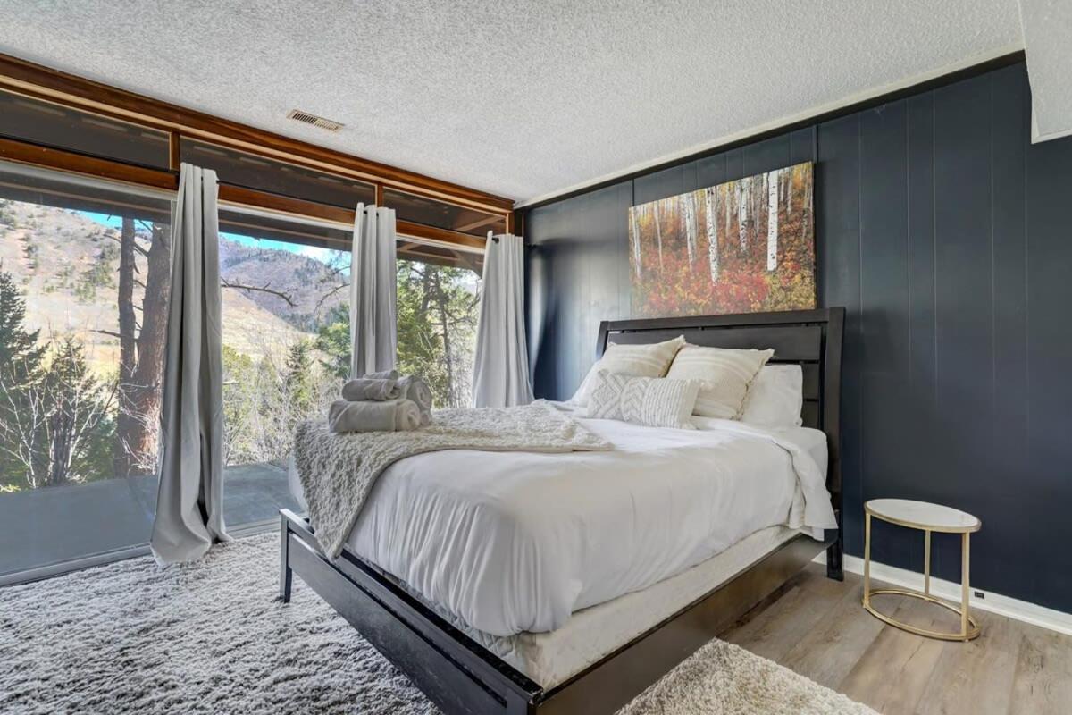4BR Cabin Mountain Views with Fireplace