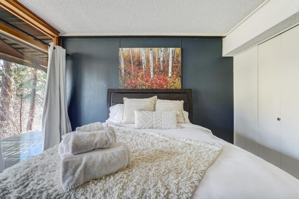 4BR Cabin Mountain Views with Fireplace