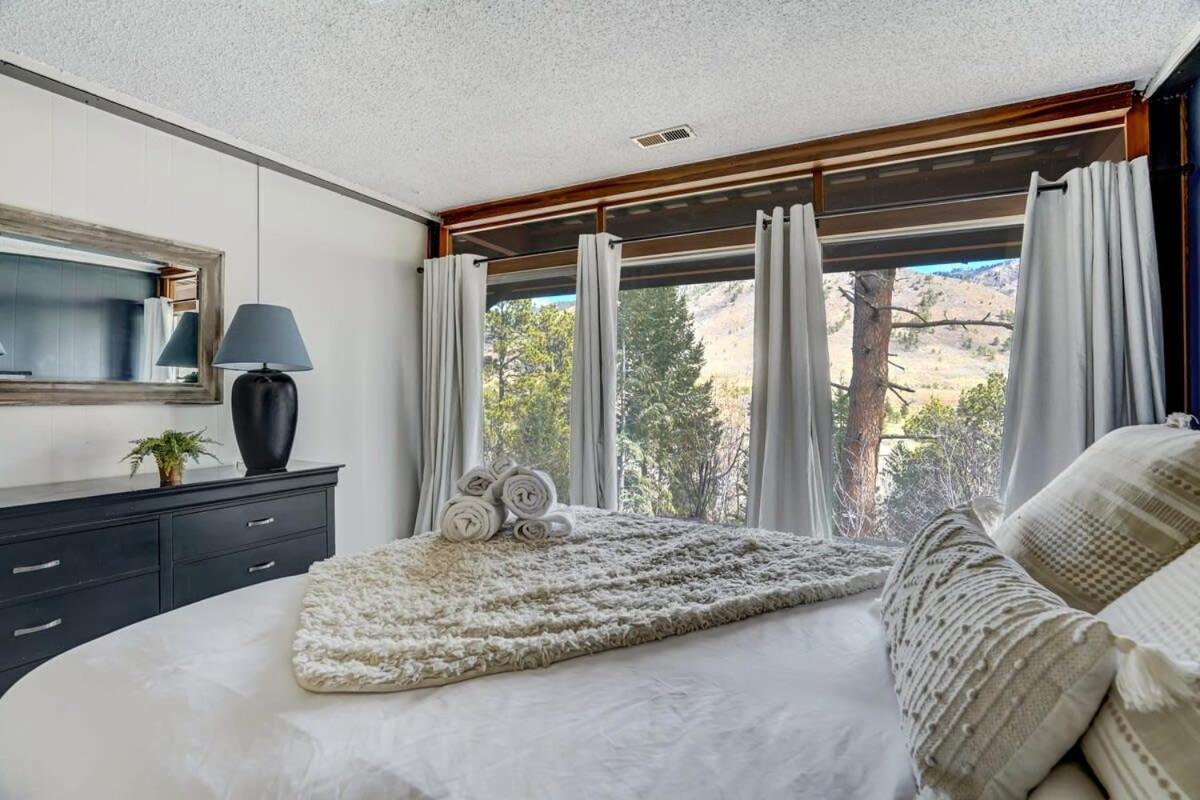 4BR Cabin Mountain Views with Fireplace