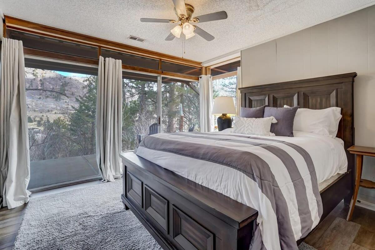 4BR Cabin Mountain Views with Fireplace