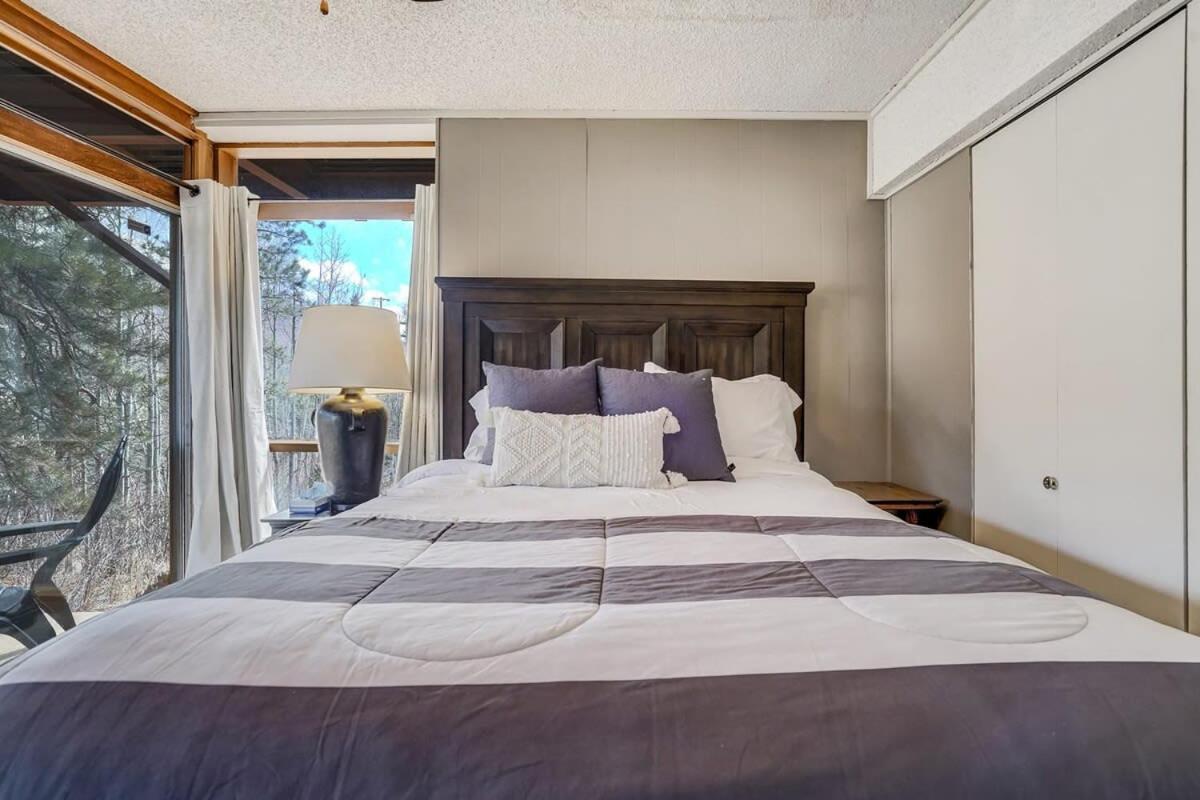4BR Cabin Mountain Views with Fireplace