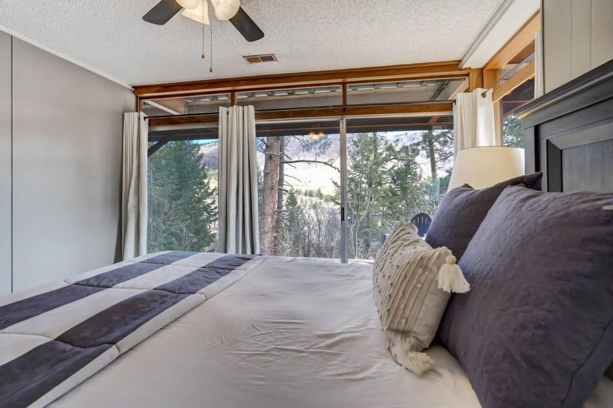4BR Cabin Mountain Views with Fireplace