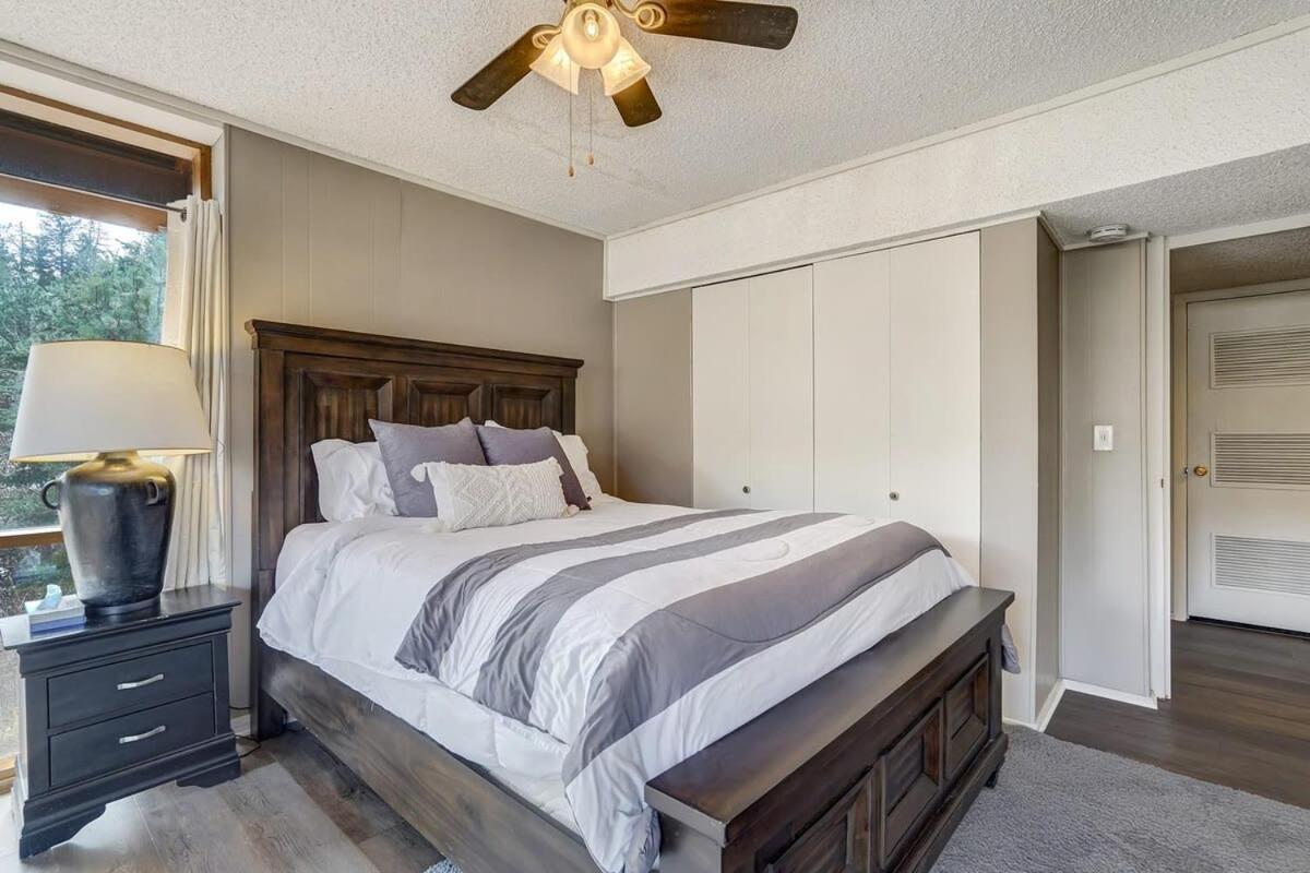 4BR Cabin Mountain Views with Fireplace