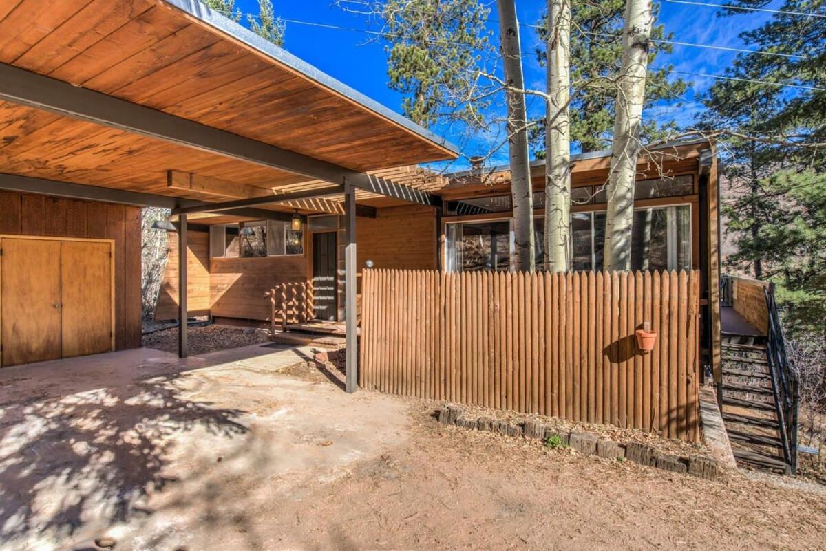 4BR Cabin Mountain Views with Fireplace