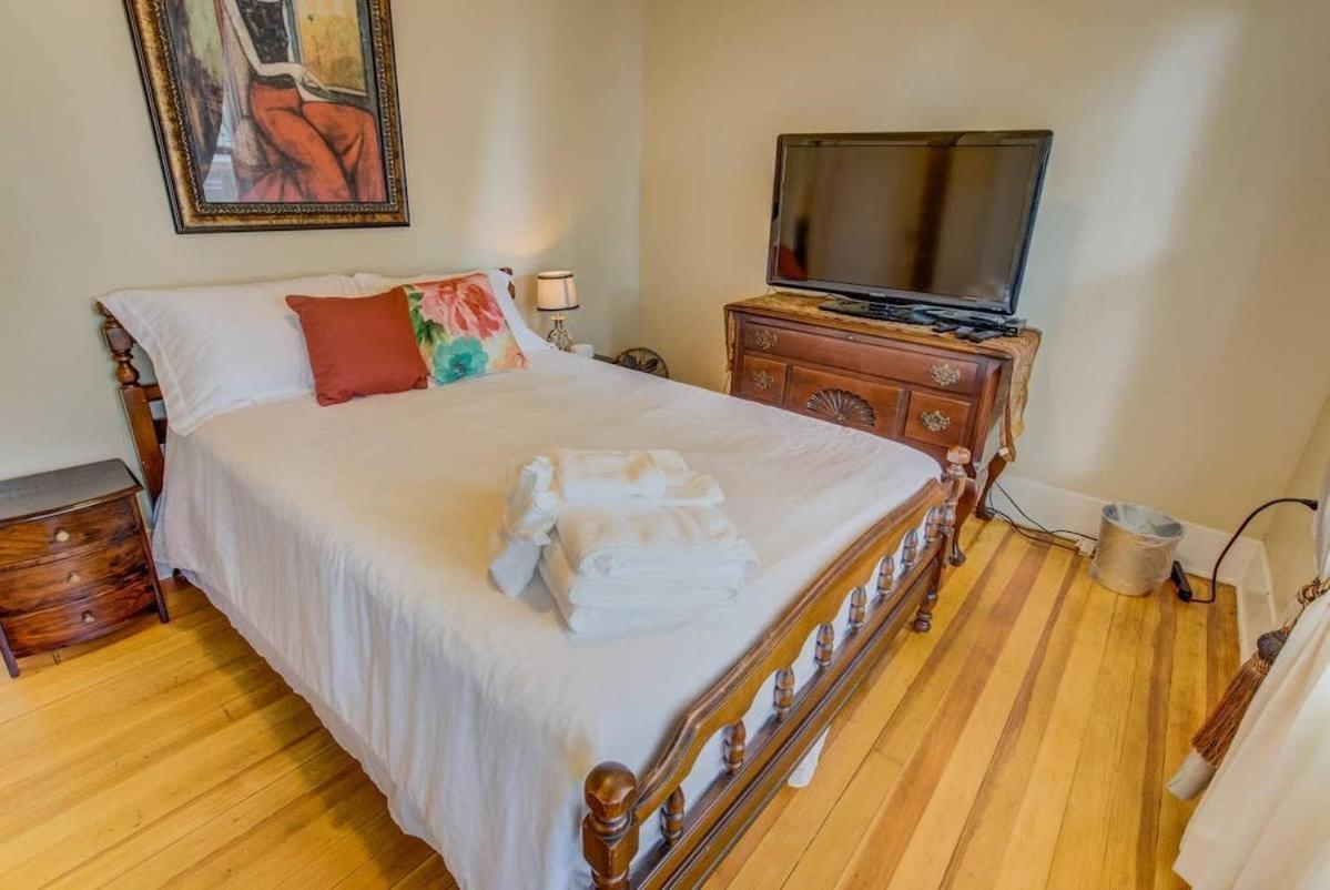 2BR Old Colorado City Garden of The Gods view 5