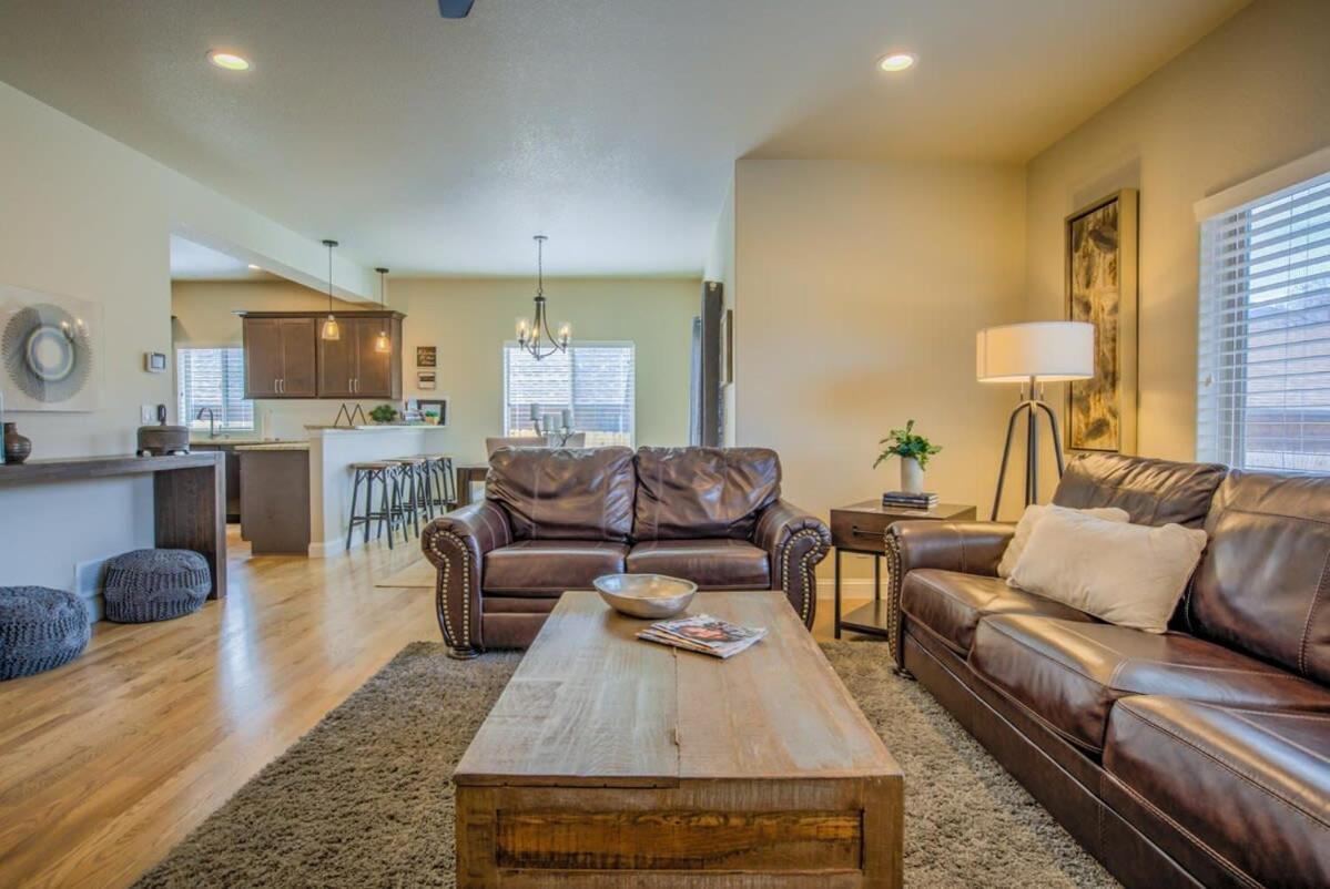 4BD Pikes Peak Views Minutes to Hiking & Dining view 5