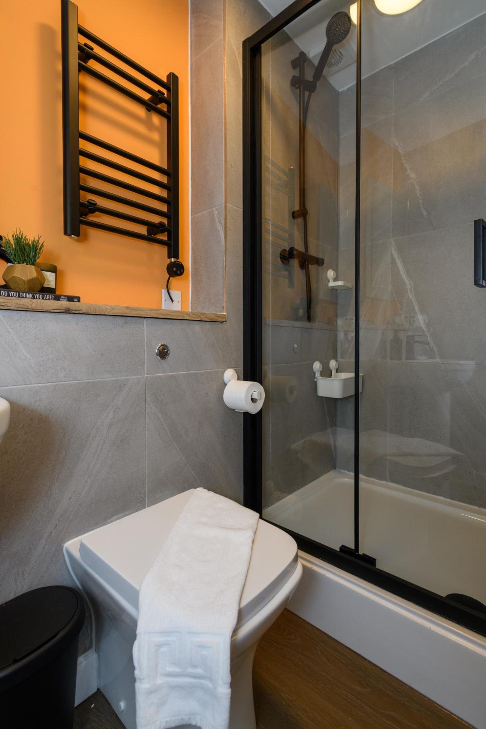 CityPad2 Stylish City Centre 2BR Apartment with Free Parking & WIFI view 4
