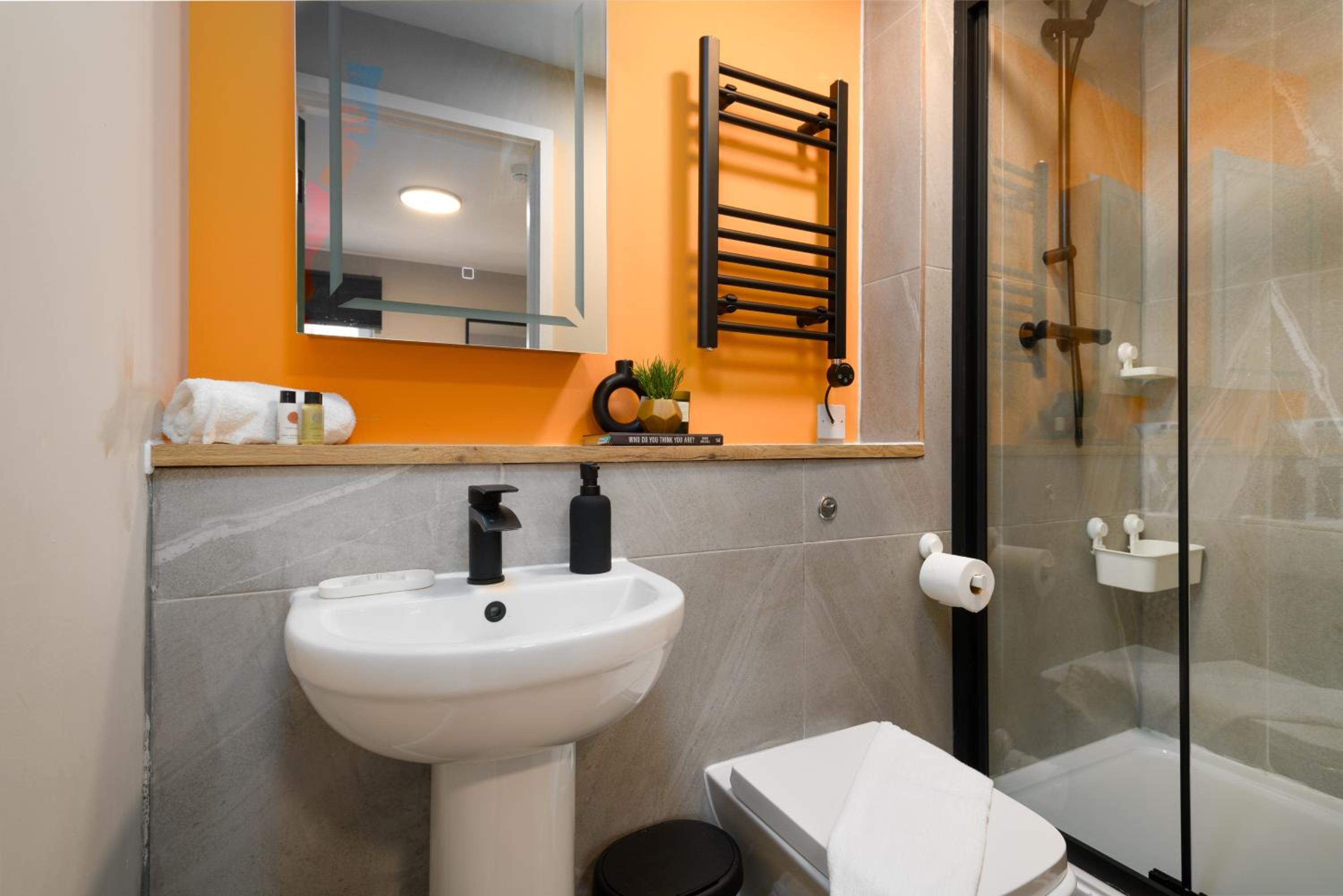 CityPad2 Stylish City Centre 2BR Apartment with Free Parking & WIFI view 5
