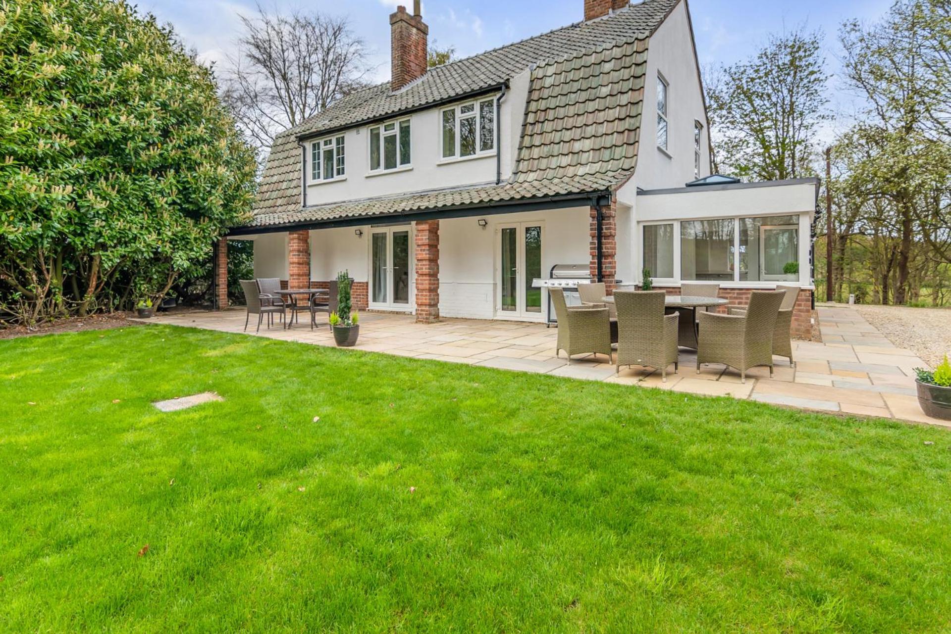 Cromer Coastal 6-Bed House l Near Beach, Parking & Garden view 2