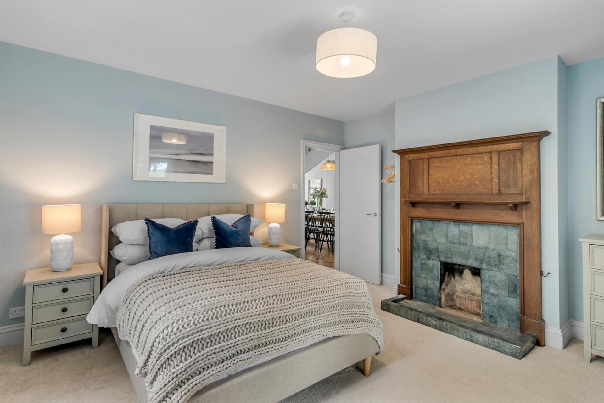 Cromer Coastal 6-Bed House l Near Beach, Parking & Garden view 3