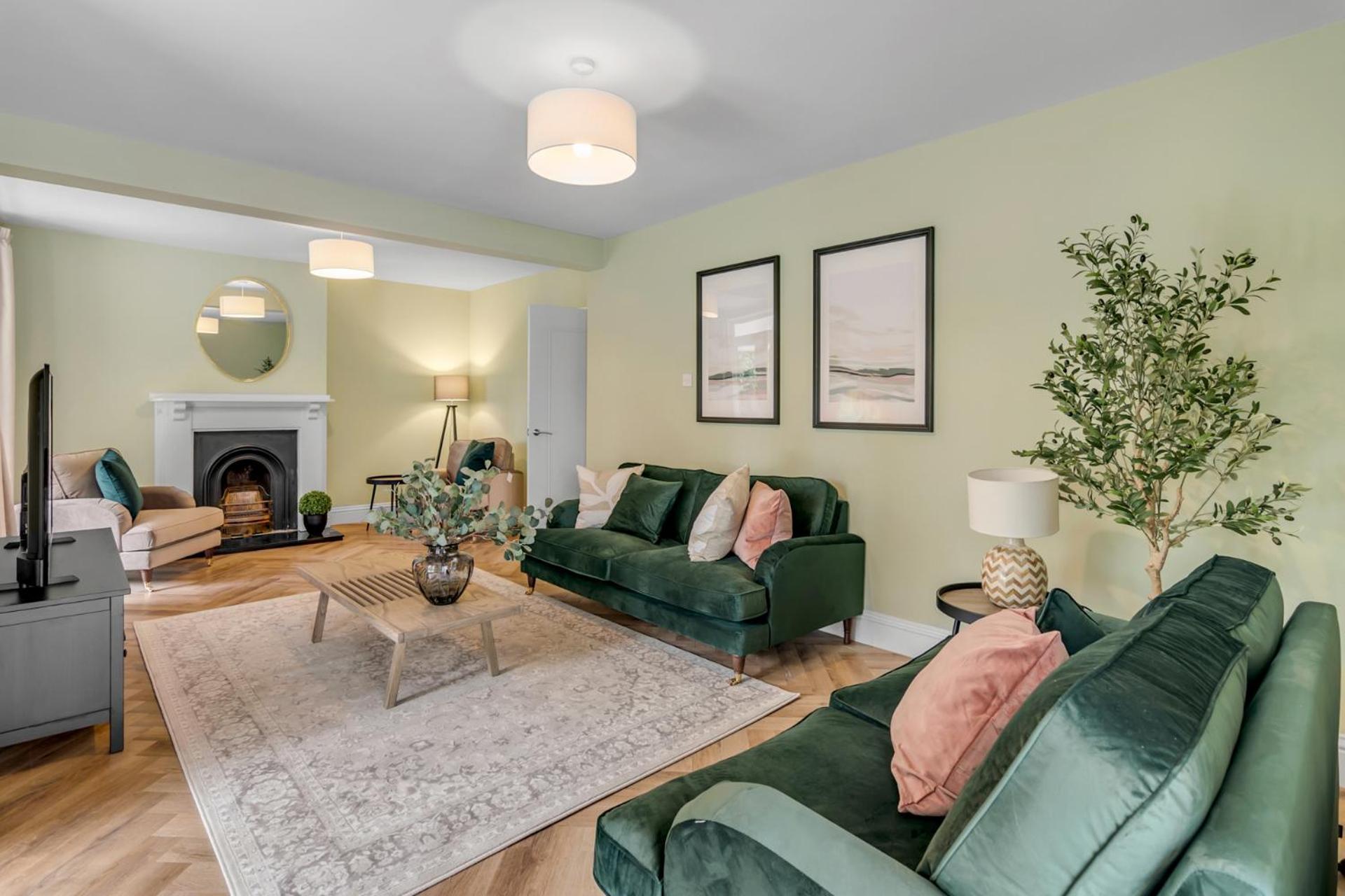Cromer Coastal 6-Bed House l Near Beach, Parking & Garden view 4