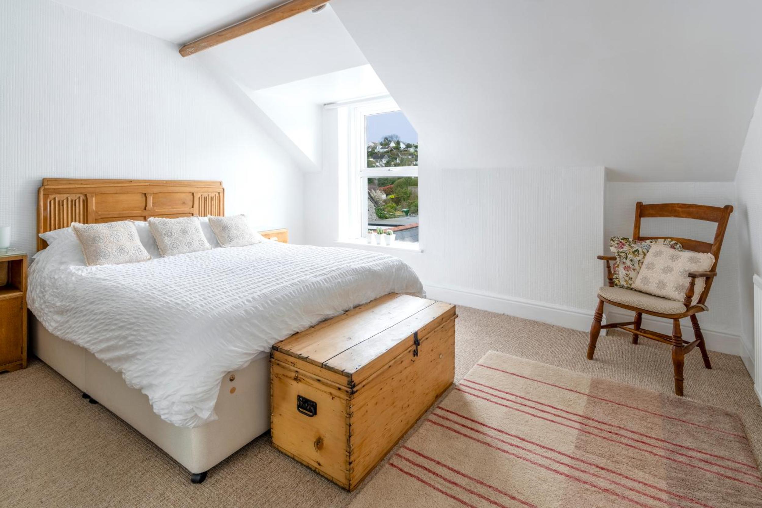 Spacious, period building top-floor flat in heart of Beer, 3 minute walk to beach view 4