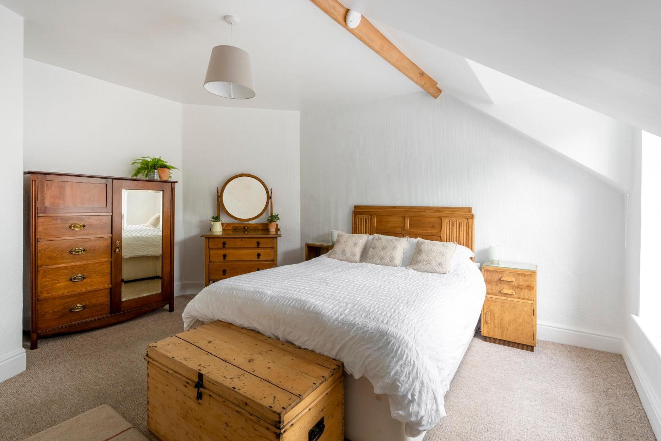 Spacious, period building top-floor flat in heart of Beer, 3 minute walk to beach view 5