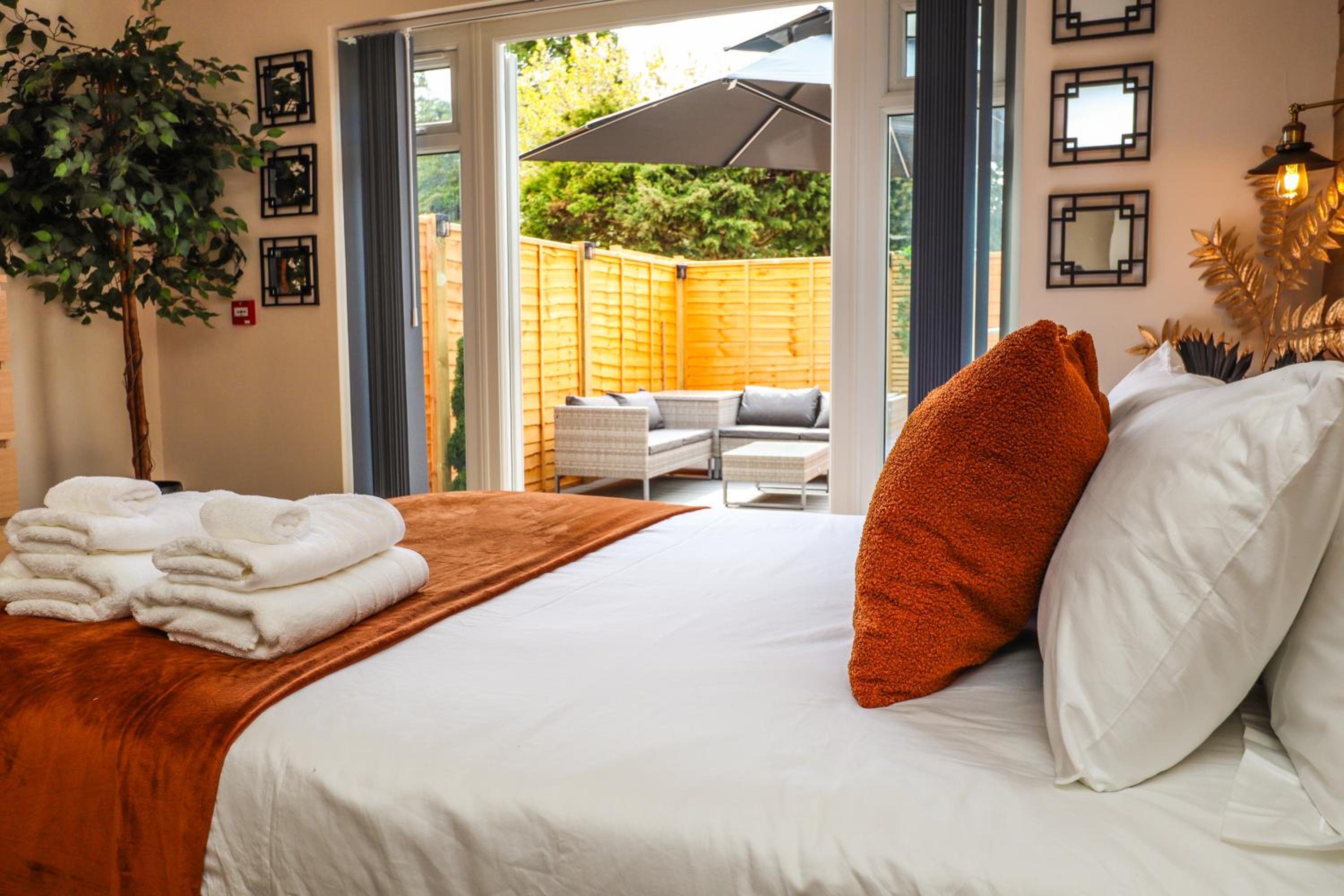 Half Moon Luxury One bedroom - Spacious APT Romantic Getaway with a hot tub, 5 min away from Eastbourne centre , free parking view 4