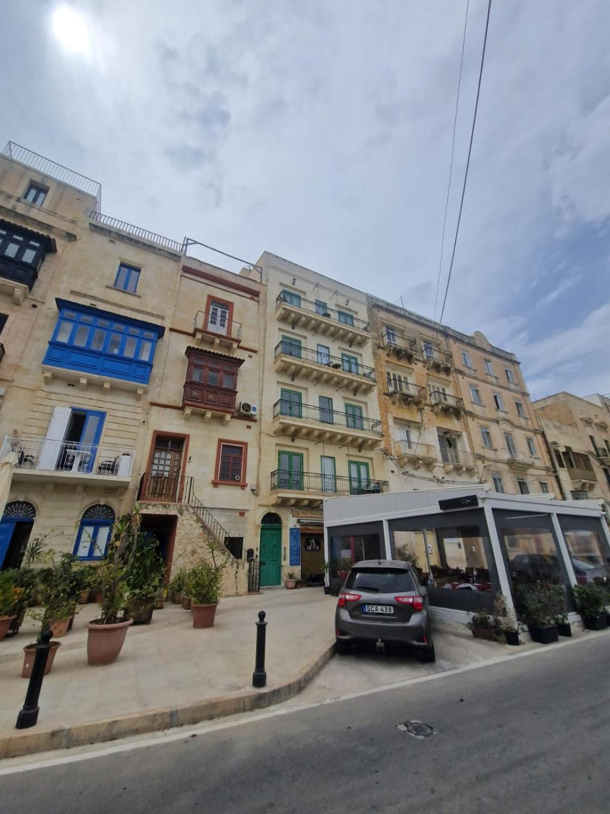 KORZO SUITES SENGLEA WATERFRONT