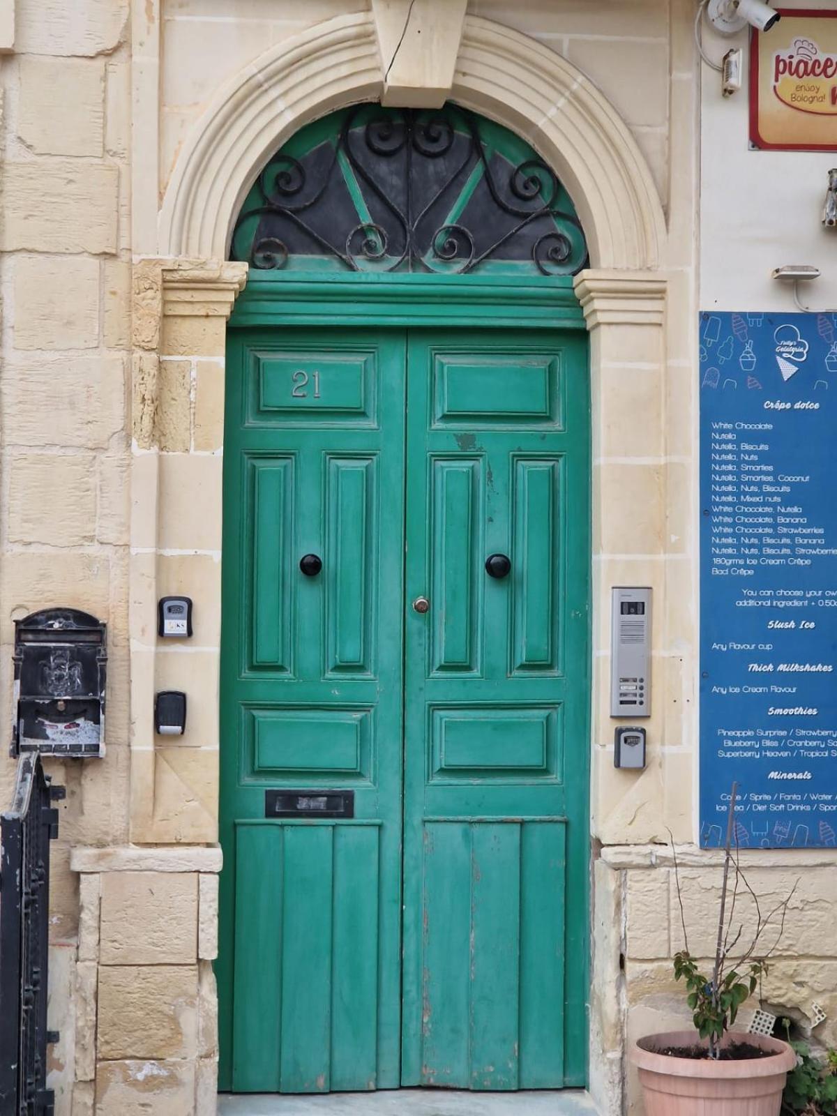 KORZO SUITES SENGLEA WATERFRONT