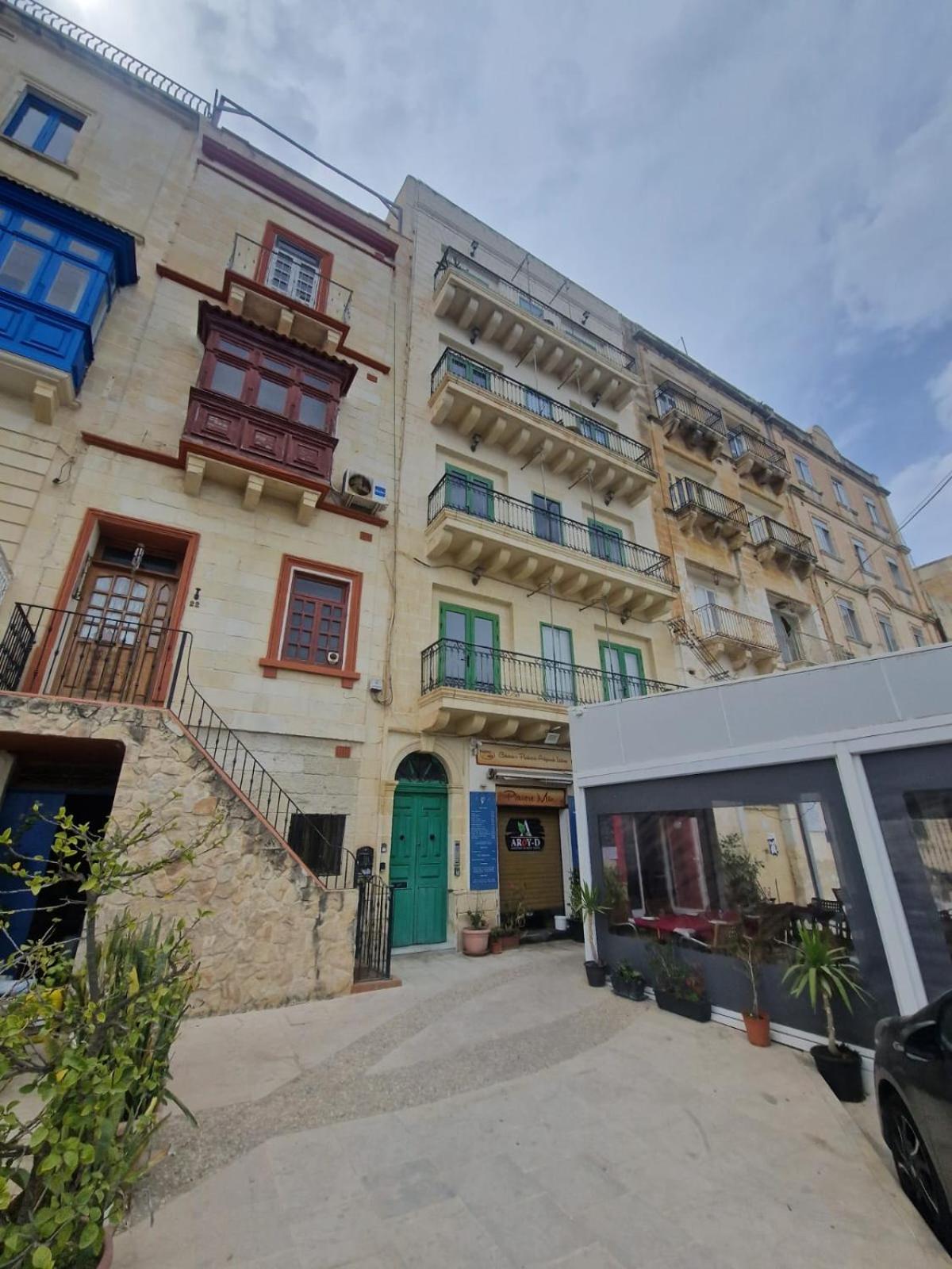 KORZO SUITES SENGLEA WATERFRONT