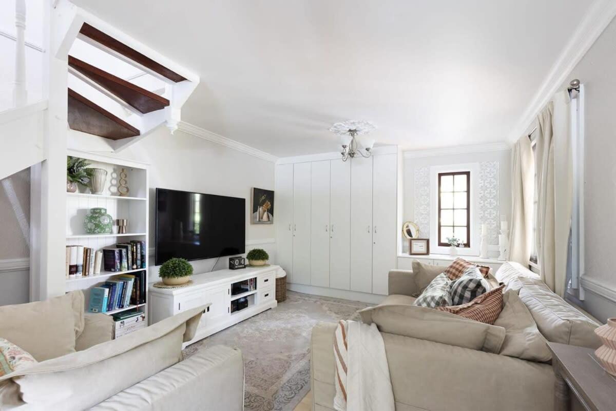 Exclusive Luxury Designer Cottage Estate for 10 - Peaceful Retreat Just 8 Minutes from Maleny