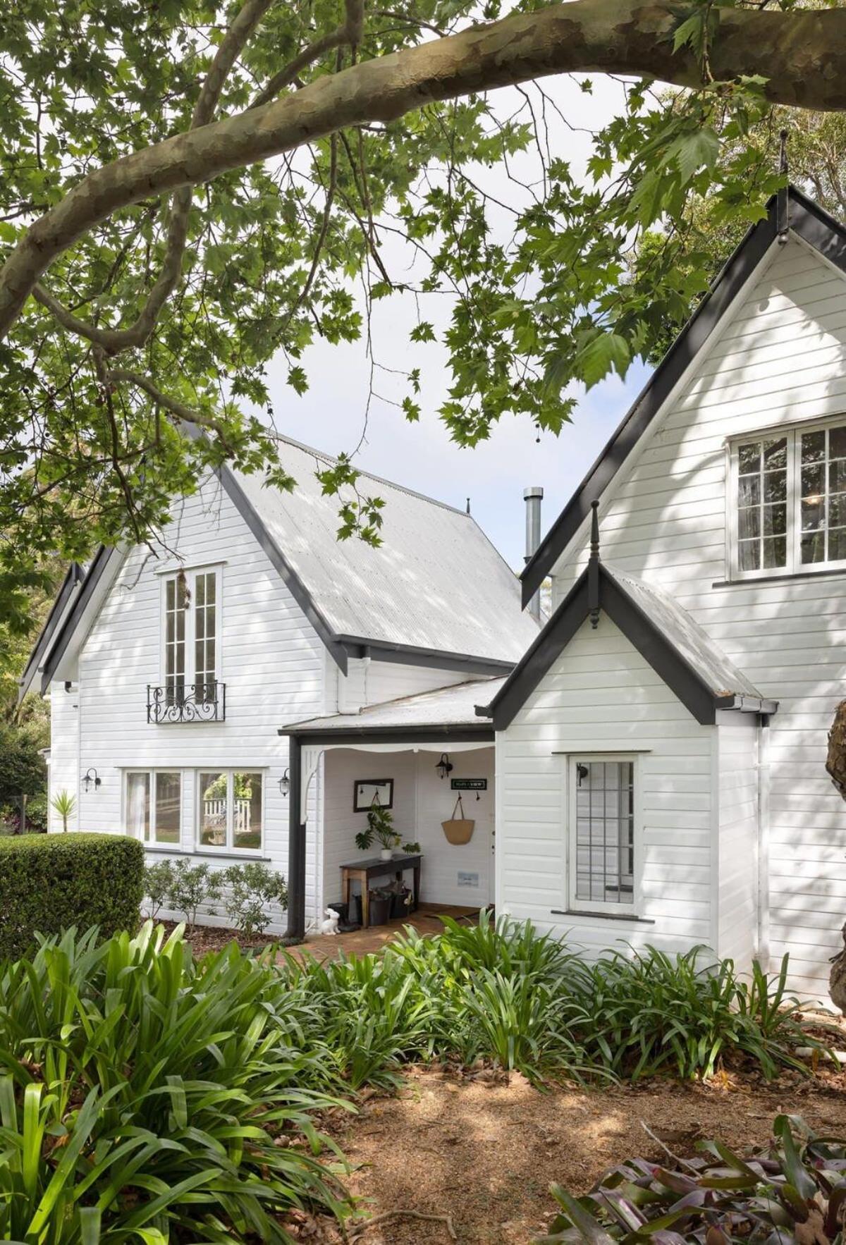 Exclusive Luxury Designer Cottage Estate for 10 - Peaceful Retreat Just 8 Minutes from Maleny