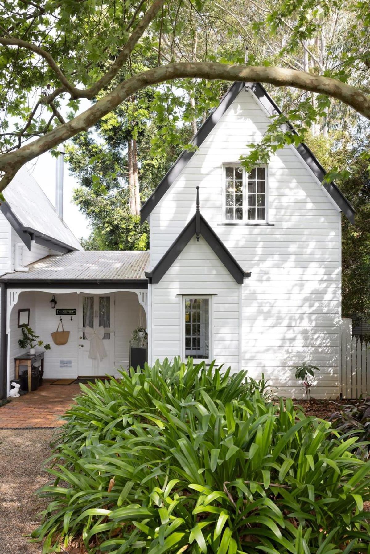 Exclusive Luxury Designer Cottage Estate for 10 - Peaceful Retreat Just 8 Minutes from Maleny