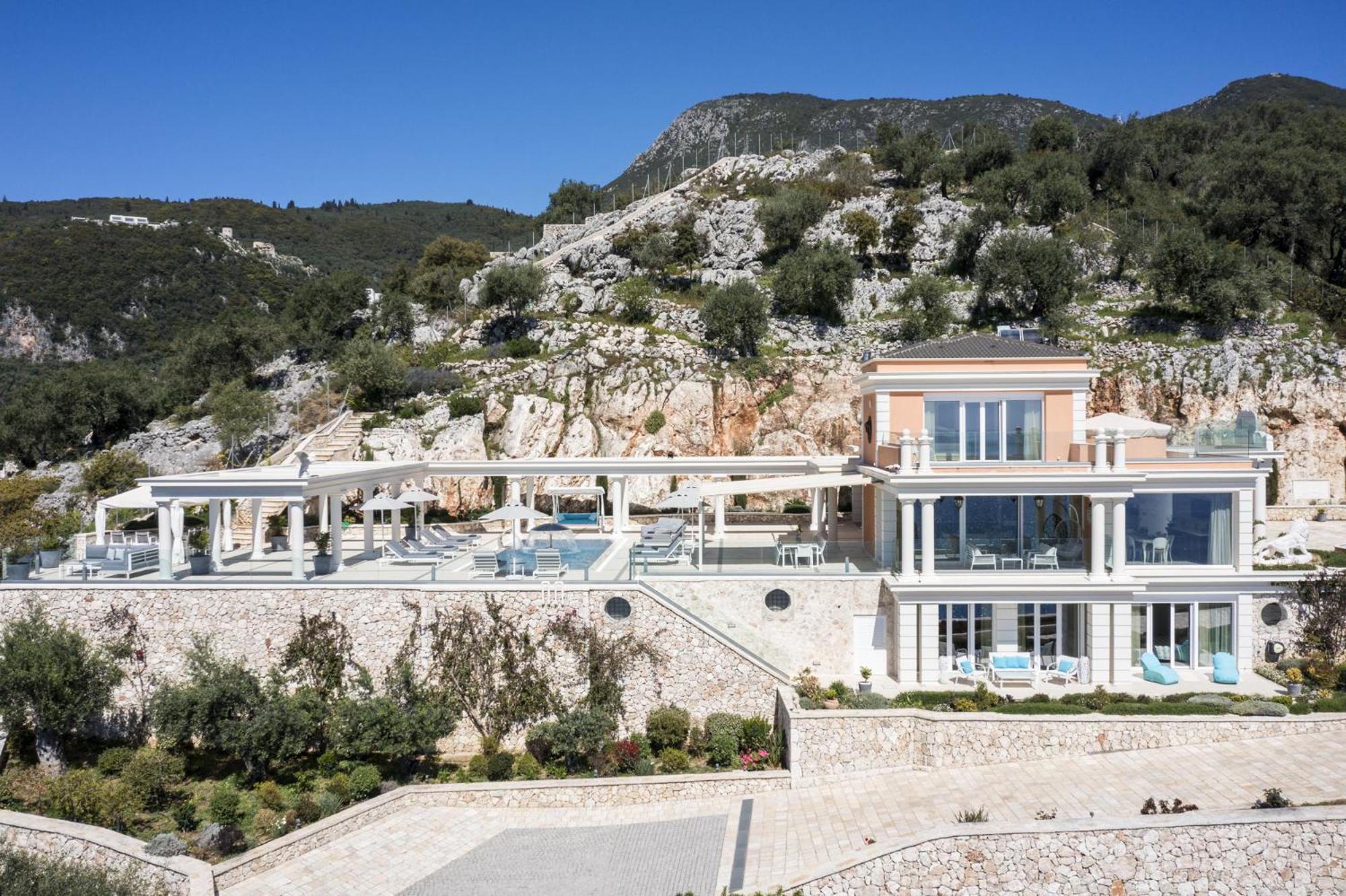 Hotel Villa Monte Leone by Konnect with Pool, Hot Tub, Spa Room & Stunning Seaview - Image 1
