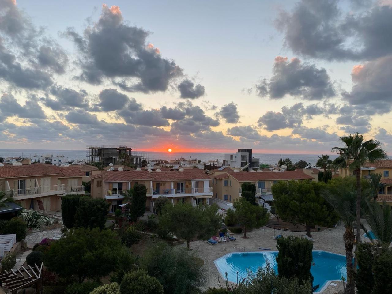 Newly renovated- Regina Gardens 1, Venus Beach 500 m, Sea&Sunsets view, license ooo7141