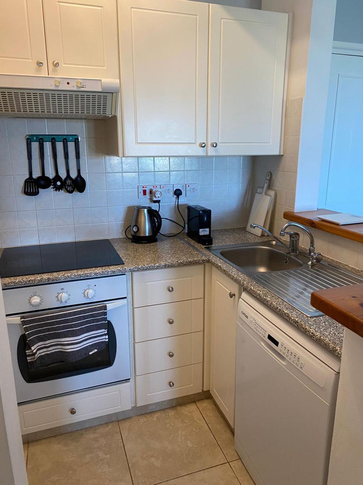 Newly renovated- Regina Gardens 1, Venus Beach 500 m, Sea&Sunsets view, license ooo7141