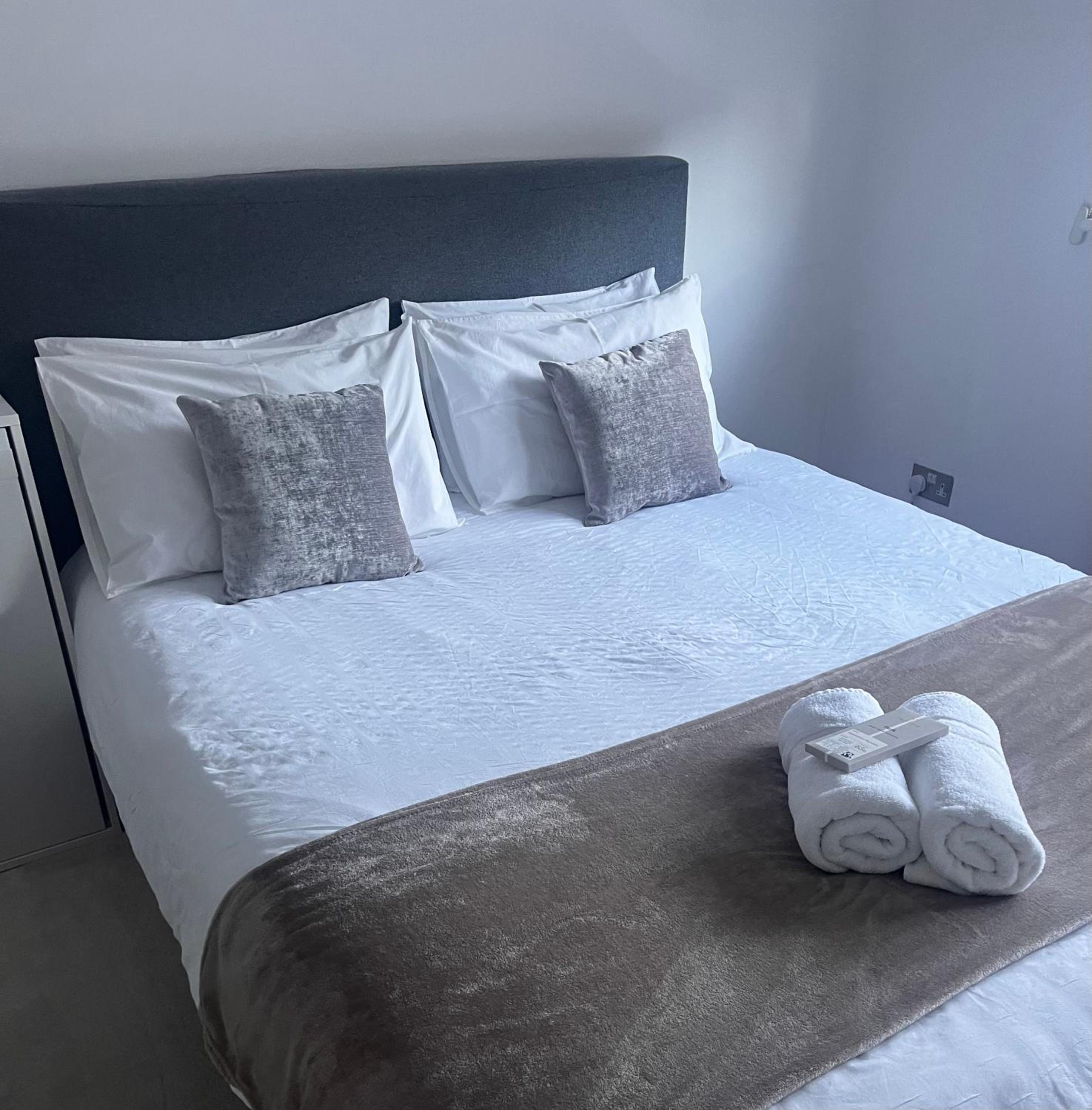 Hyde Park,3 min walk,Family home! 2 Bedrooms & 2 Bathrooms Apartment! Fantastic Location