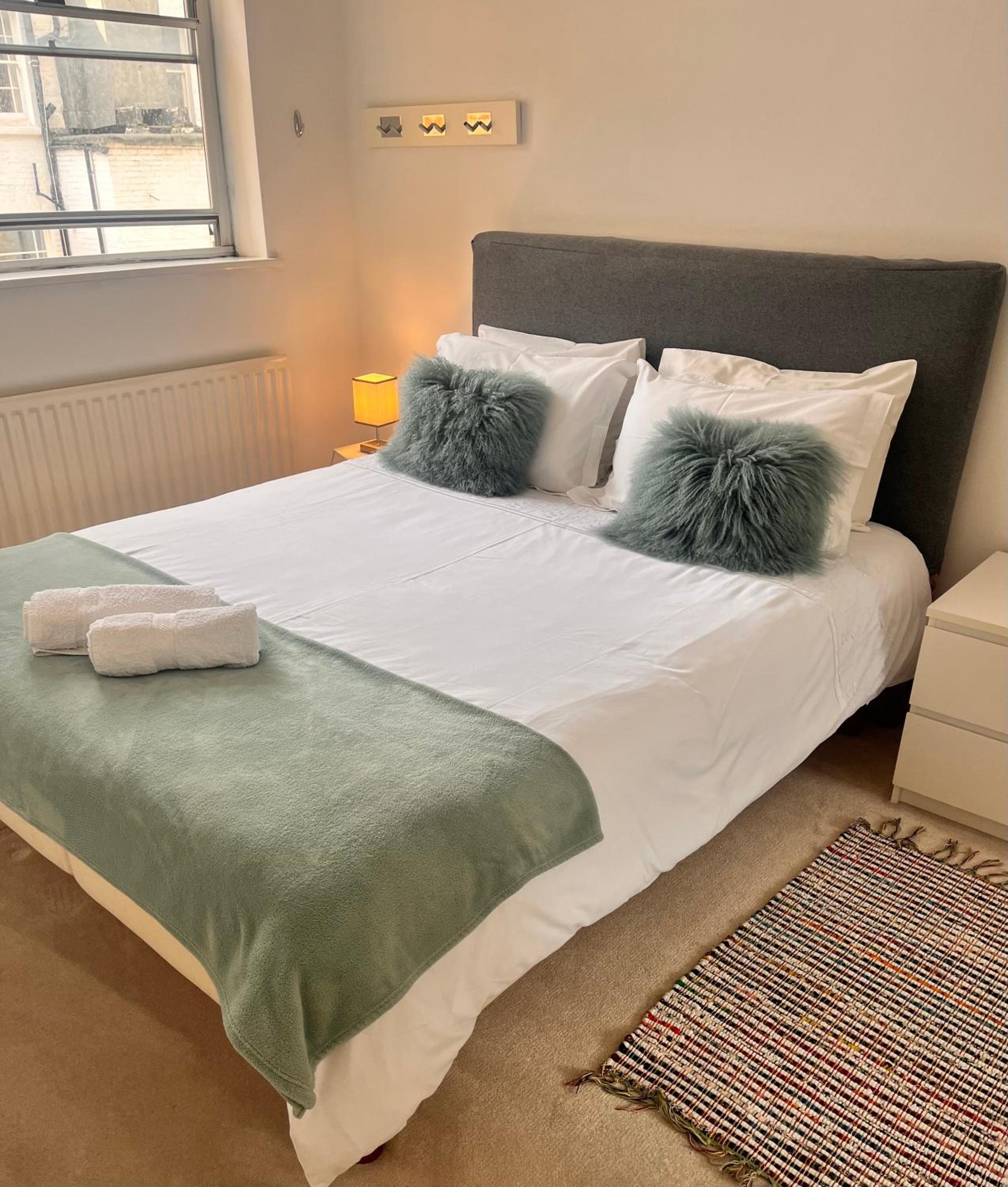 Hyde Park,3 min walk,Family home! 2 Bedrooms & 2 Bathrooms Apartment! Fantastic Location
