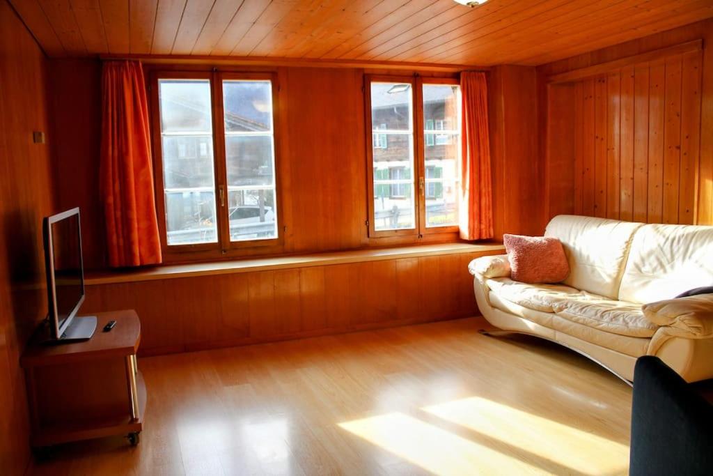 Alpine chalet apt w/parking and porch