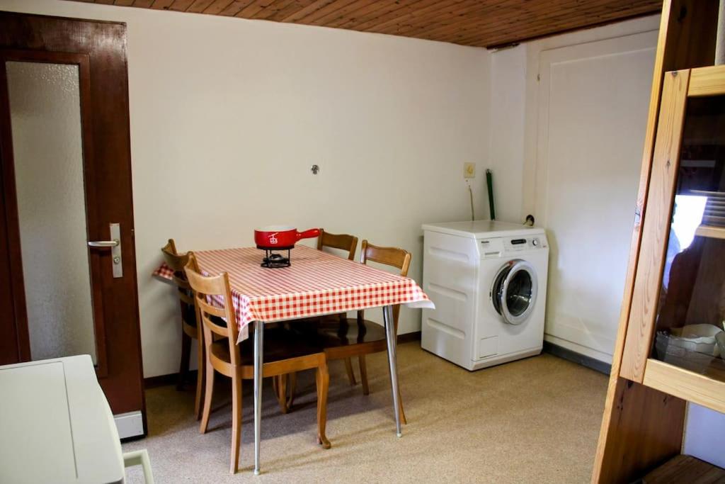 Alpine chalet apt w/parking and porch