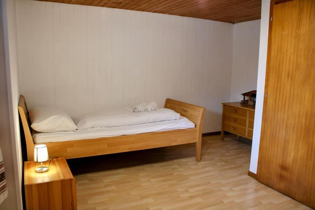 Alpine chalet apt w/parking and porch