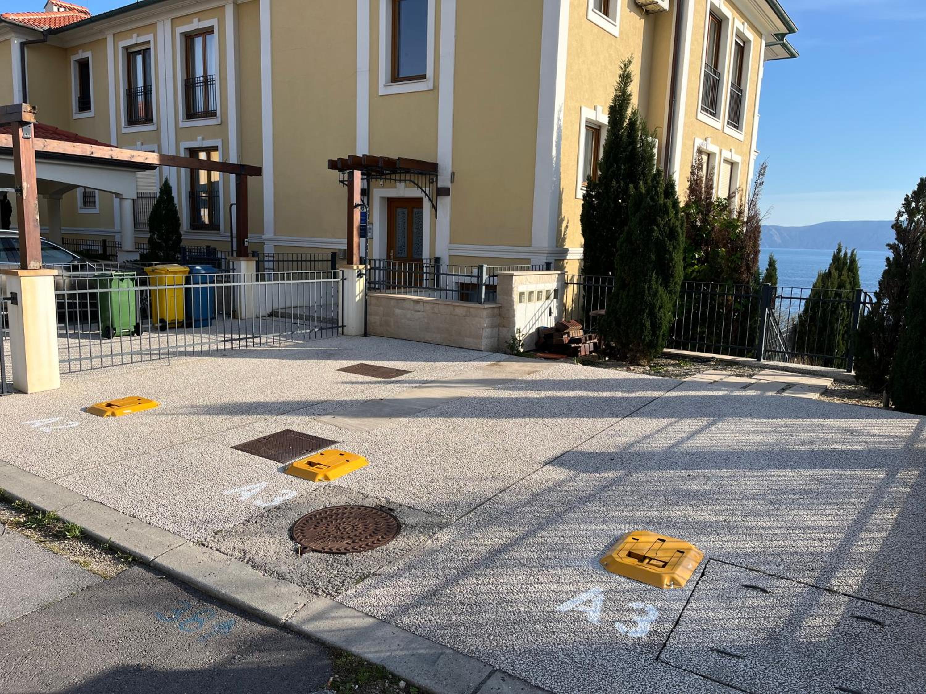 Großzügiges Appartement direkt am Meer mit eigenem Pool - Povile Suites