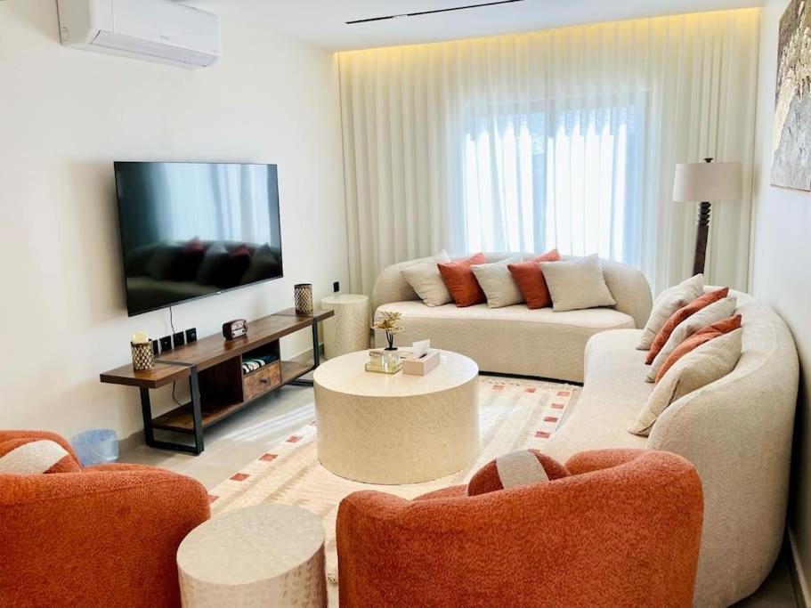 Spacious new 2 bedroom Apt-in amazing location B33
