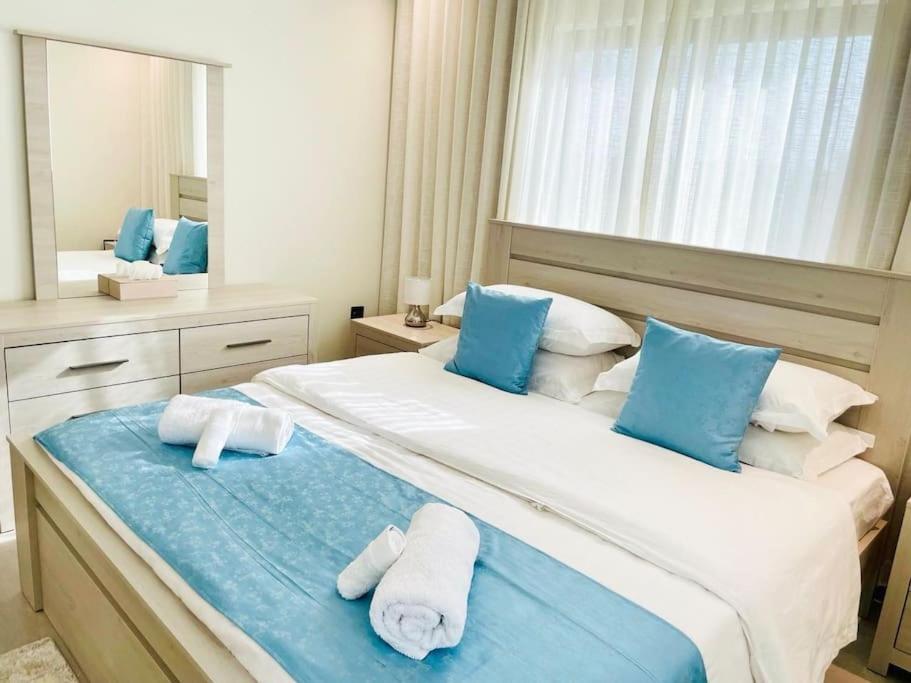 Spacious new 2 bedroom Apt-in amazing location B33