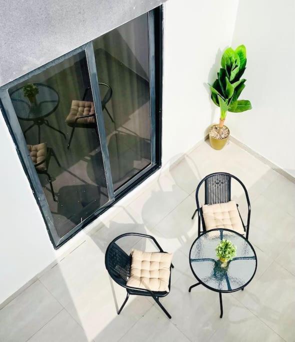 Spacious new 2 bedroom Apt-in amazing location B33