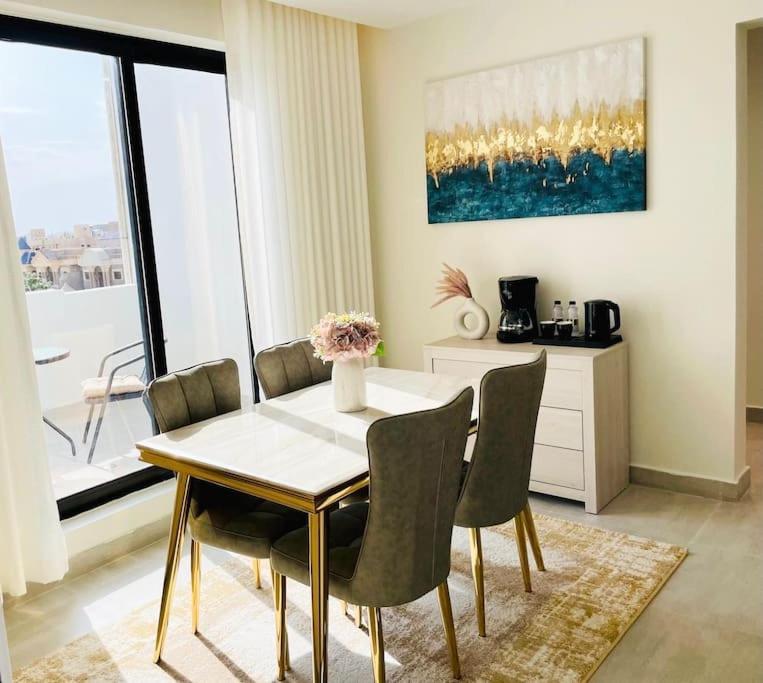 Spacious new 2 bedroom Apt-in amazing location B33