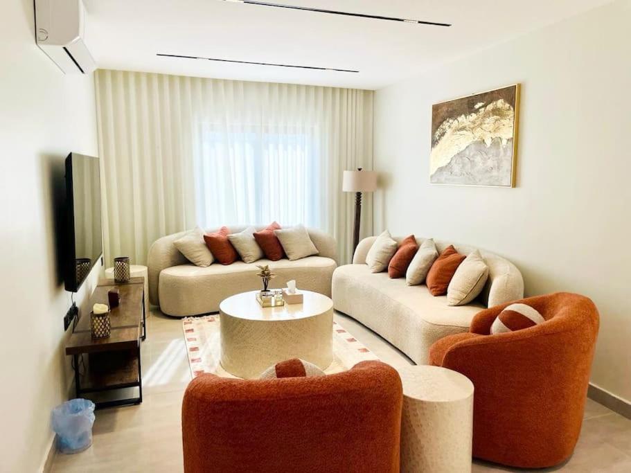 Spacious new 2 bedroom Apt-in amazing location B33
