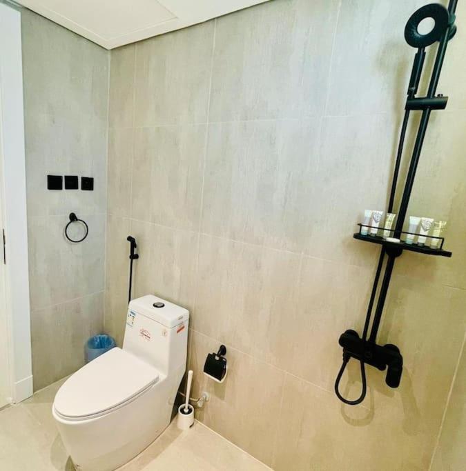 Spacious new 2 bedroom Apt-in amazing location B33
