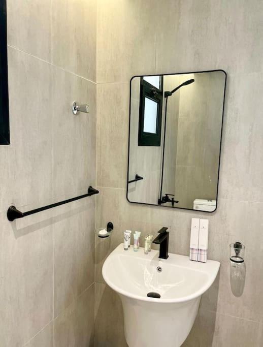 Spacious new 2 bedroom Apt-in amazing location B33