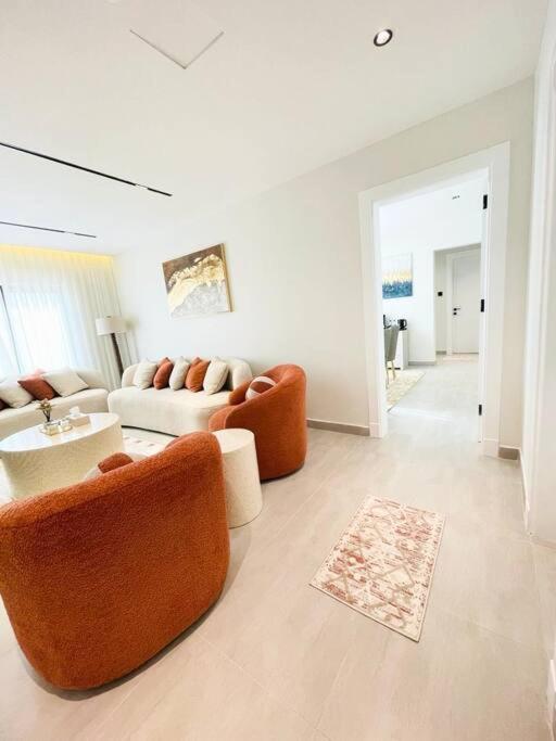 Spacious new 2 bedroom Apt-in amazing location B33