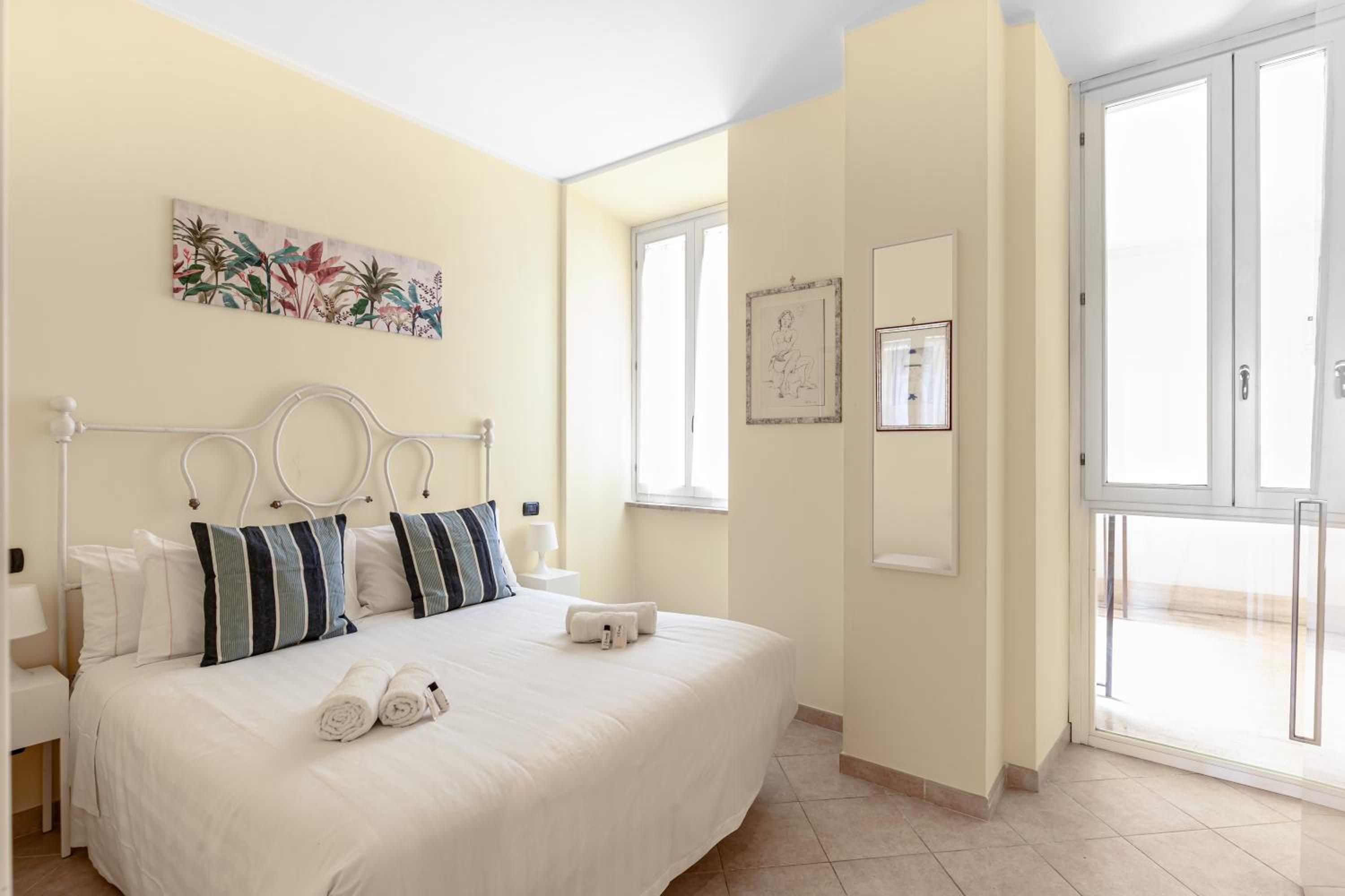 Hostly-Volturno Suite Apartment-Center of Rome